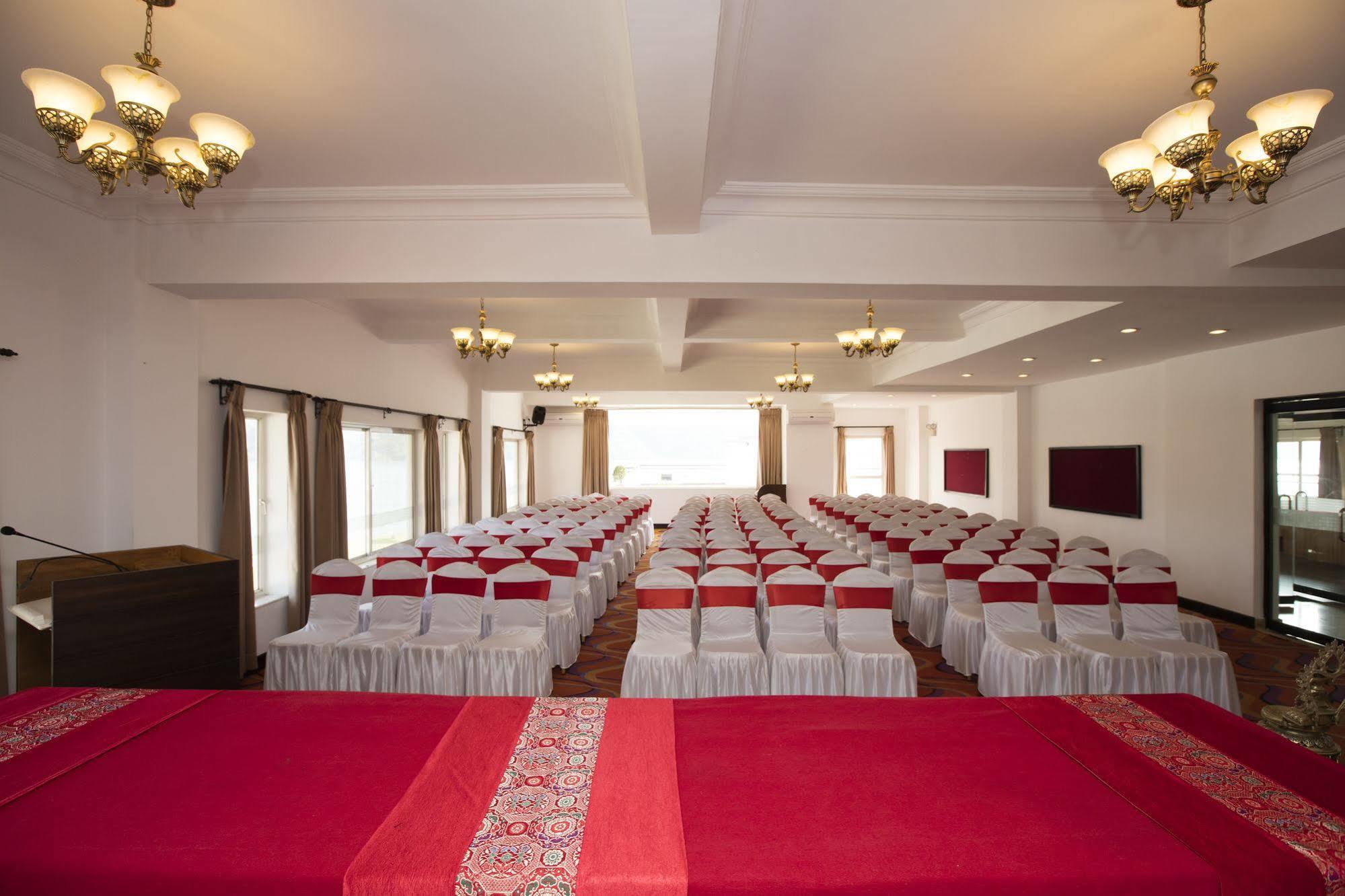 วอเตอร์ฟรอนต์ รีสอร์ต บาย เคจีเอช กรุ๊ป Hotel โพคารา ภายนอก รูปภาพ